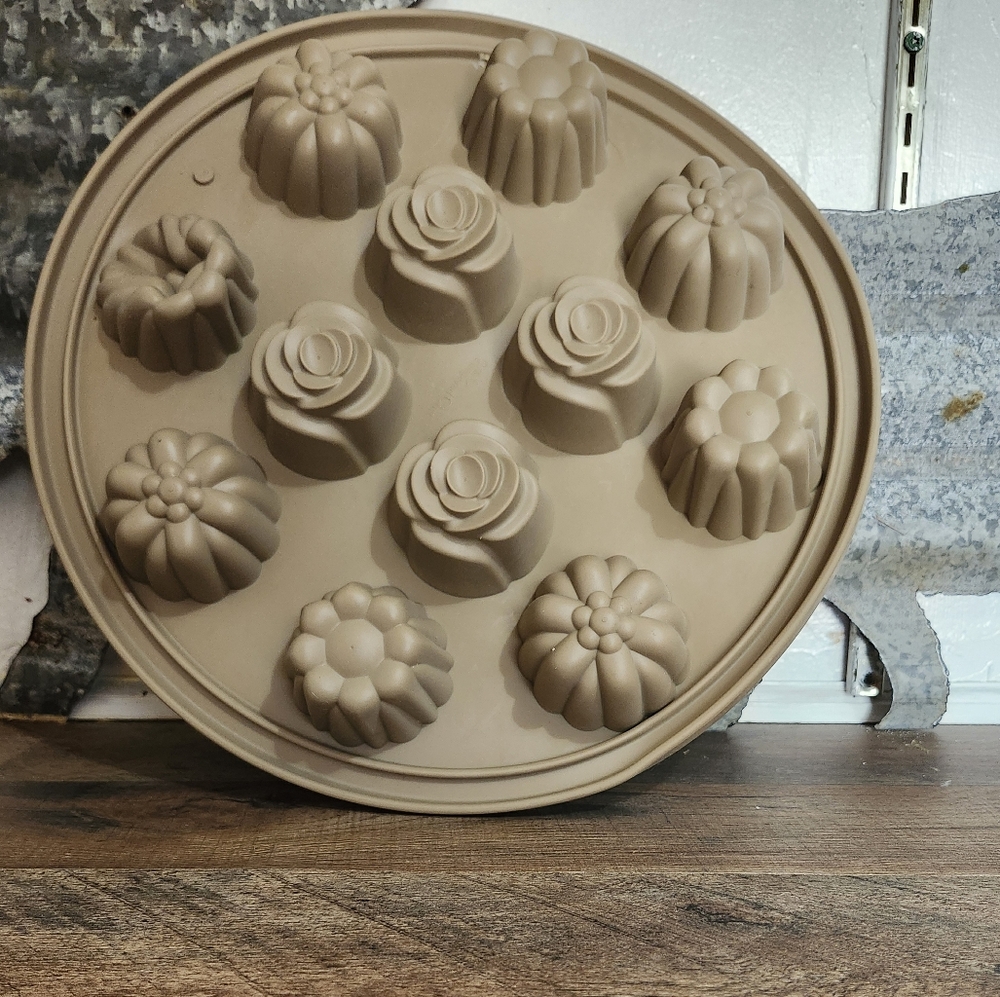 Pampered Chef Vintage Flower Muffin Pan